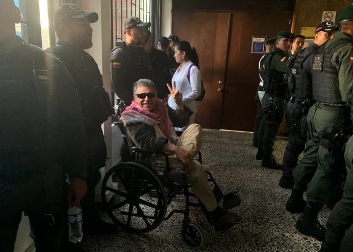 La provocadora imagen de Santrich en el juzgado de Paloquemao