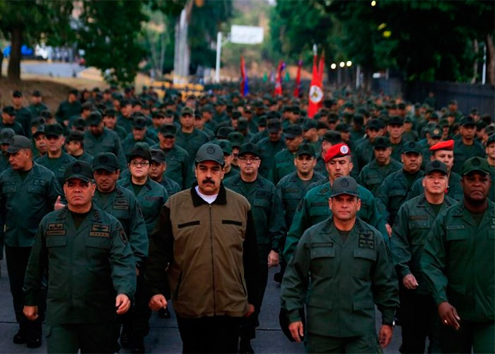 Maduro mostró su poder rodeado de militares en las calles de Caracas. Video