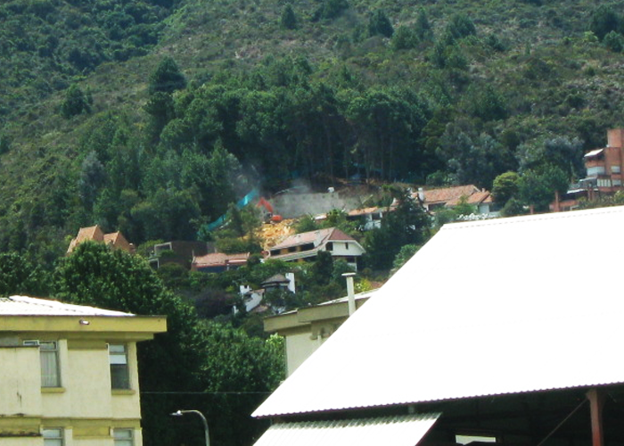 Denuncian construcción en pleno Cerro Oriental en Santa Ana