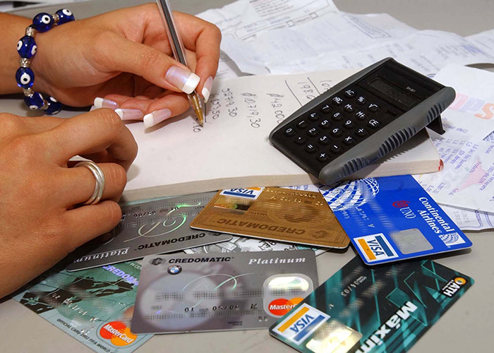Mujeres pagan más créditos de tarjetas ahora