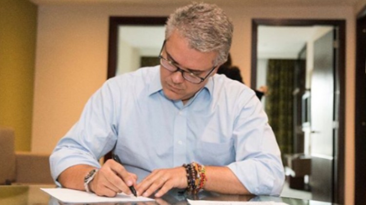 Párela, presidente Duque. Cambie y avancemos…