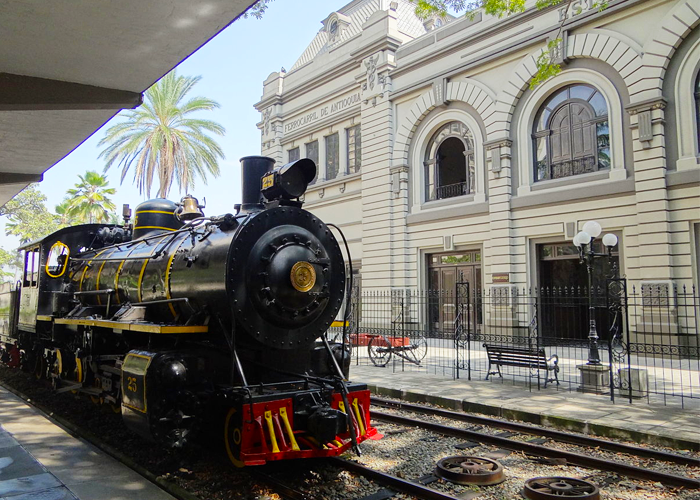 ¡Maldito sea el día en el que los gringos nos quitaron los trenes y nos impusieron los camiones!