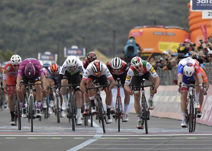 El VAR del Giro le da el triunfo a Fernando Gaviria