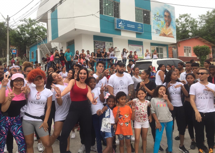 La visita de Andrea Valdiri que alegró a la gente del barrio el Bosque de Barranquilla