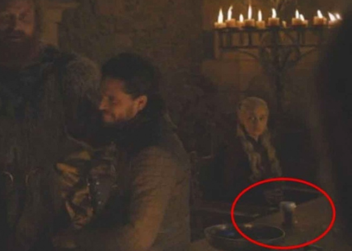 La tapa plástica del supuesto vaso de Starbucks en GOT que nadie vio