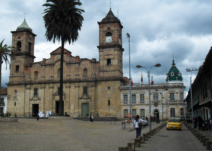 De un espacio verde a un desierto de adoquín: la transformación del parque principal de Zipaquirá