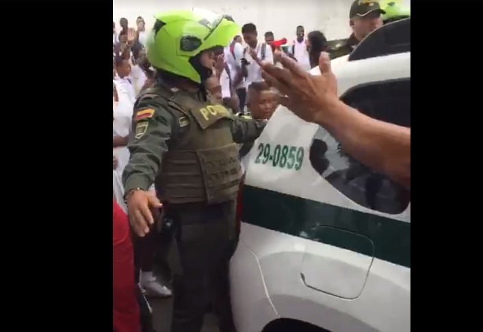 “Los tombos son unos hijue#%*” Así sacaron a la policía unos niños en Tumaco. Video