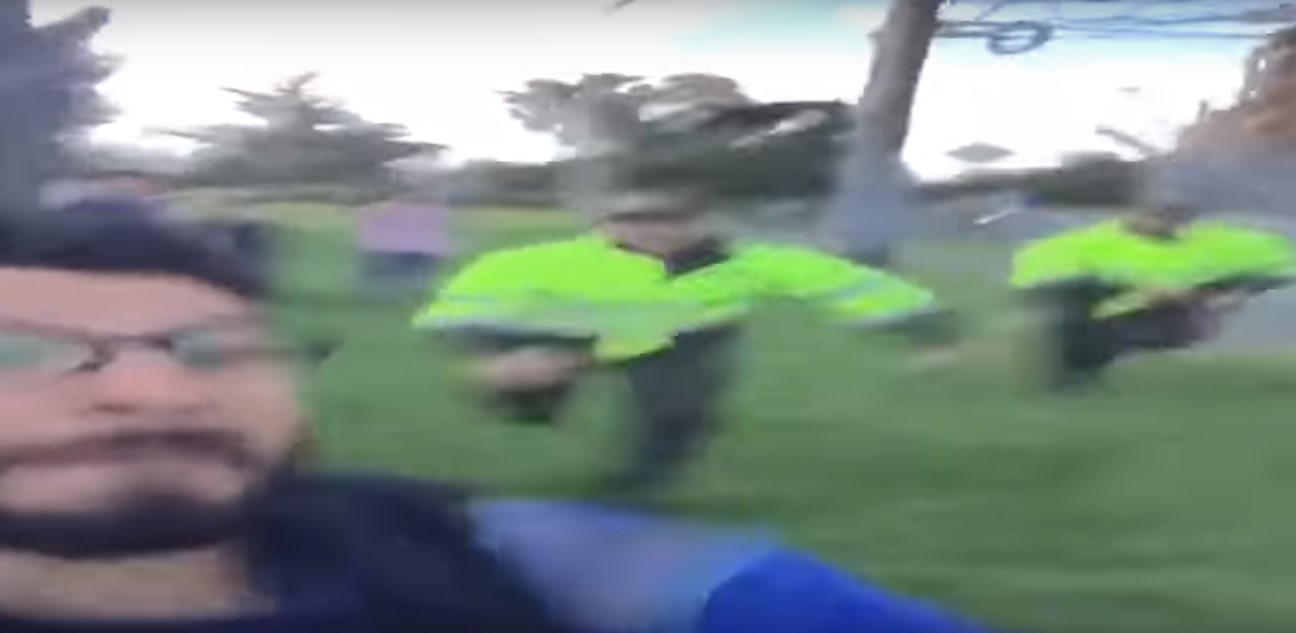 El matoneo a los policías a punta de salsa choke