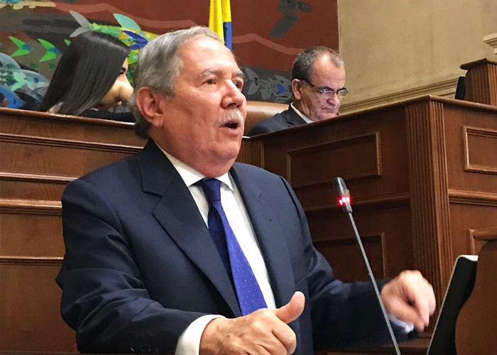 El presunto conflicto de intereses que podría poner en jaque al ministro Botero