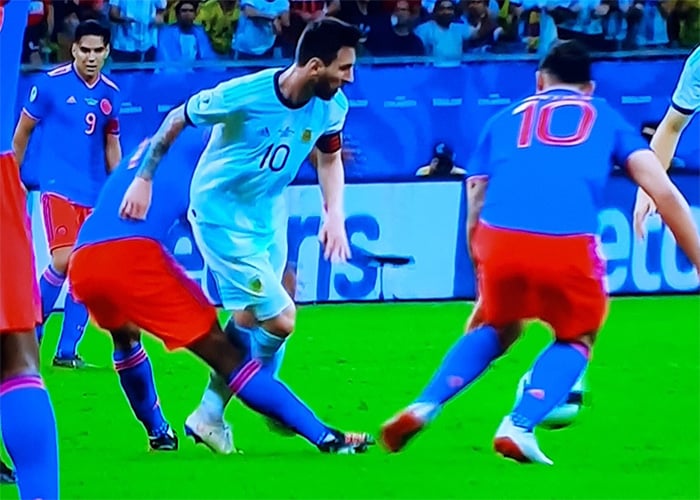 [VIDEO] El patadón de Cuadrado a Messi que lo dejó ardido