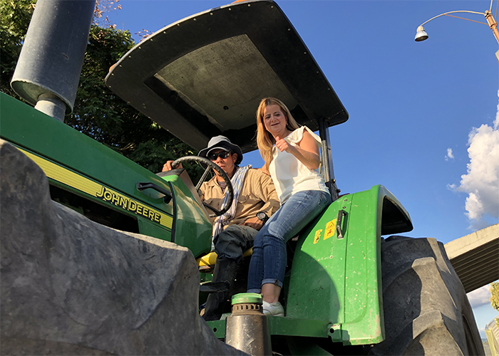 Elsa Noguera, aprendiendo de agricultura en el Valle del Cauca