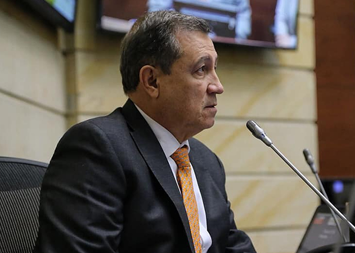 Macías es una vergüenza para todos los bachilleres de Colombia