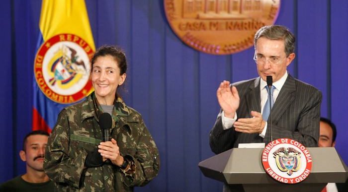  - Cuando Alvaro Uribe felicitó a Juan Manuel Santos por el éxito de la Operación Jaque. Video