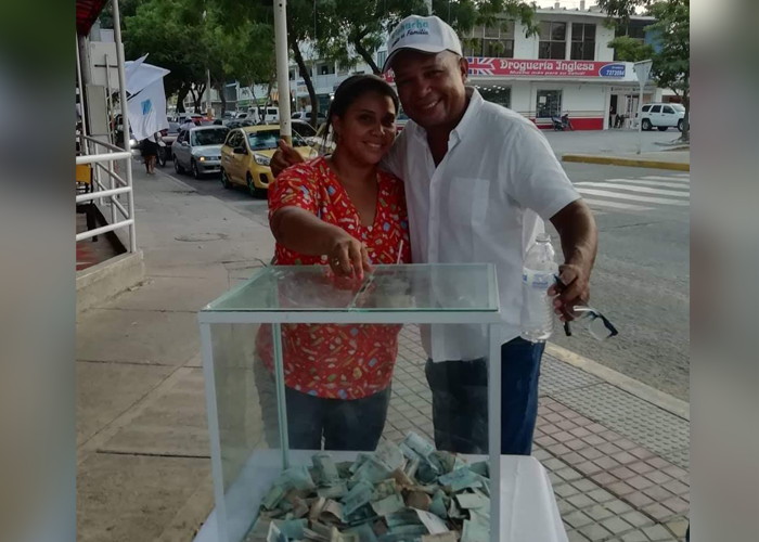 El candidato que se pasea por Riohacha con una urna de cristal para financiar su campaña
