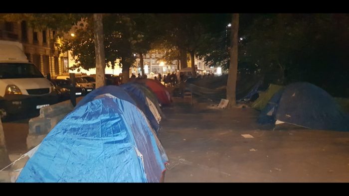 Tras ser expulsados, las familias de latinoamericanos viven en un campamento levantado frente a la alcaldía de Saint Ouen que dio la orden de desalojo