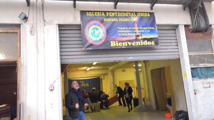 Algunas familias, miembros de una iglesia Pentecostal, instalaron su templo dentro del «squat »