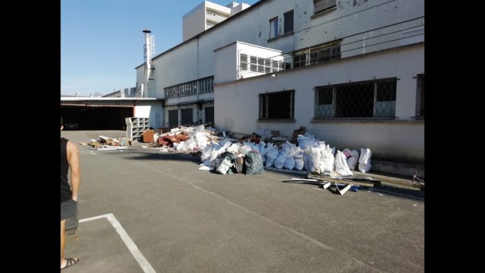 Los primeros latinoamericanos que la invadieron los locales abandonados ordenaron, limpiaron, clasificaron y botaron basuras y las botaron.