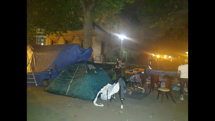 Tras ser expulsados, las familias de latinoamericanos viven en un campamento levantado frente a la alcaldía de Saint Ouen que dio la orden de desalojo