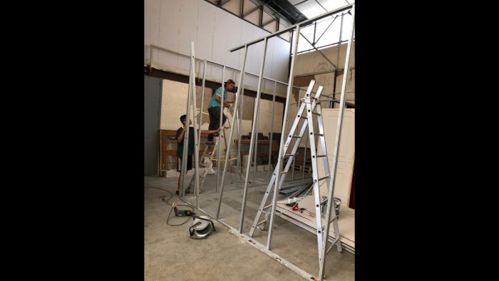 Tras repartir los predios, empezaron a levantar los muros.