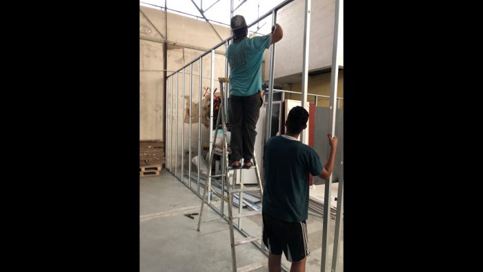 Como los hombres trabajan en la construcción, ellos mismos hicieron sus apartamentos.