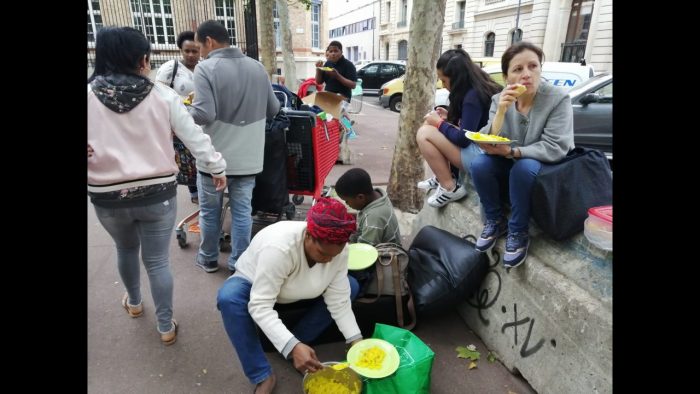 La comida también se improvisa gracias a la solidaridad y el rebusque