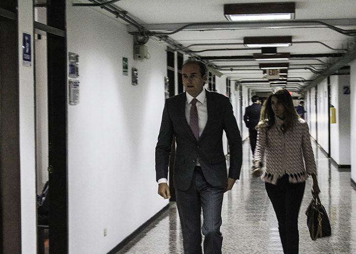 Diego Pardo esperando que inicie la tercera audiencia de juicio oral