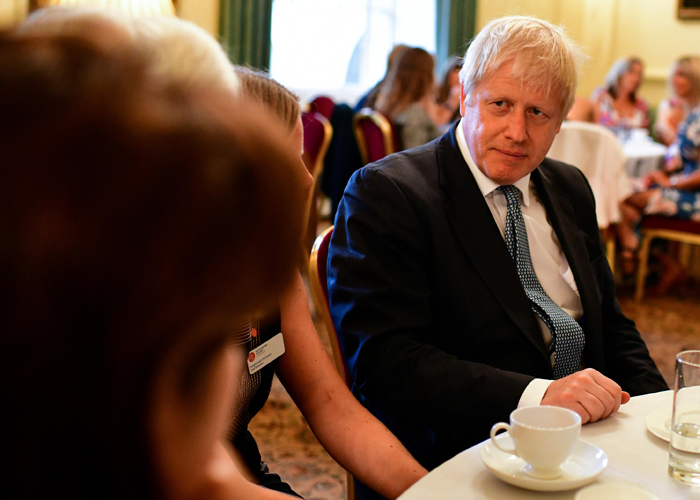 El pueblo británico sigue en suspenso ante el guion que el primer ministro está escribiendo