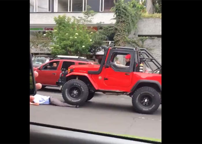 [VIDEO] Así aplastó camioneta a conductor de SITP en Bogotá