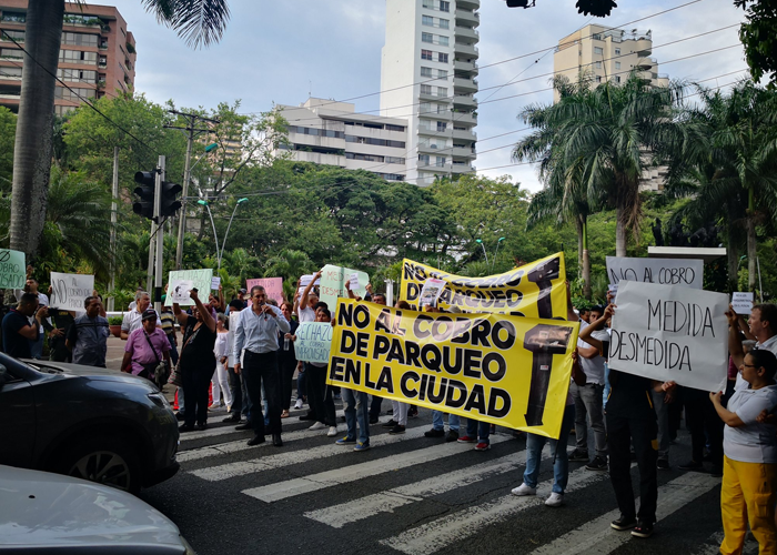 Crece el descontento entre los caleños por el cobro de parqueo en El Peñón