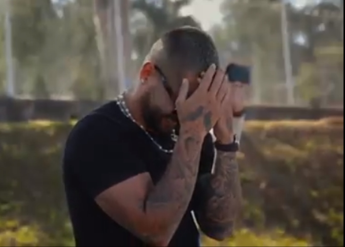 El colmo de la frivolidad: Maluma llora al ver su propio avión