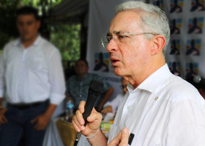 Uribe, un maestro del escándalo y el marketing político