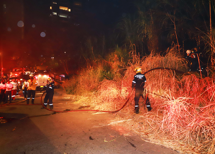 Cali, sitiada por los incendios en los cerros
