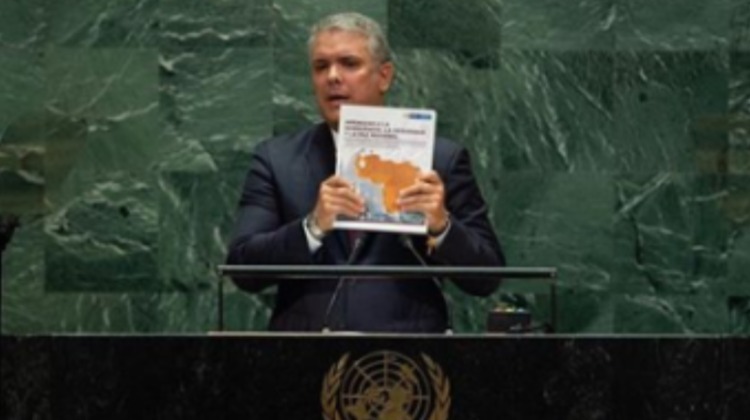 Por el ojo de la chapa de León