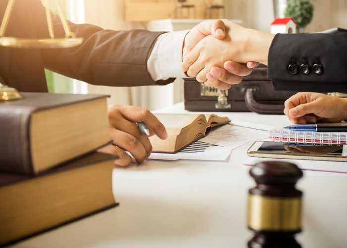 El doctor y el tinterillo: las dos caras del ejercicio jurídico en Colombia