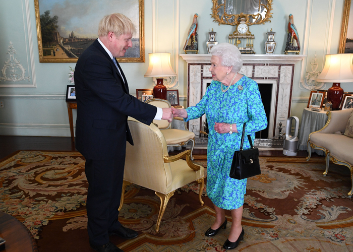 Boris Johnson halla el favor de la Reina y choca contra los conservadores
