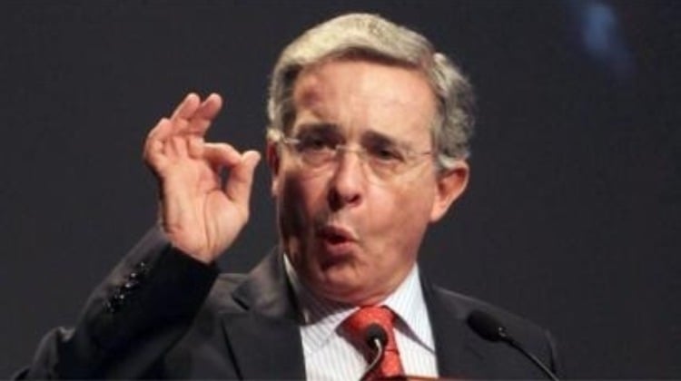 Terco Uribe. Como una mula