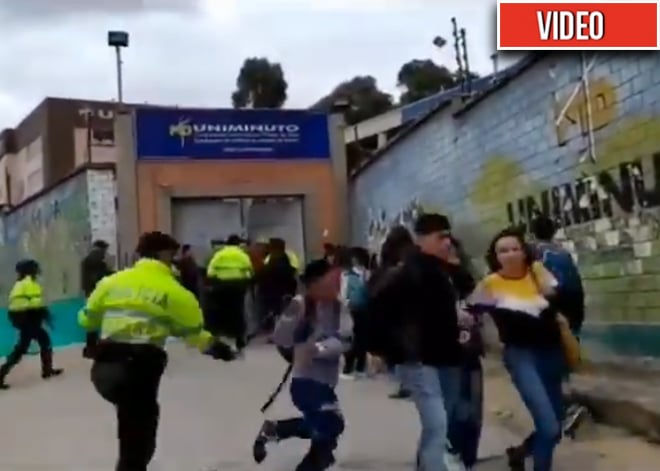 A bolillo policía agarra a universitario en Bogotá