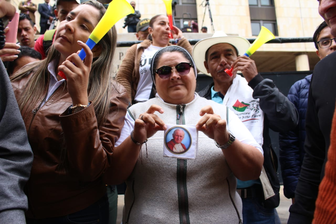 [Video] El histérico grito de la monja uribista