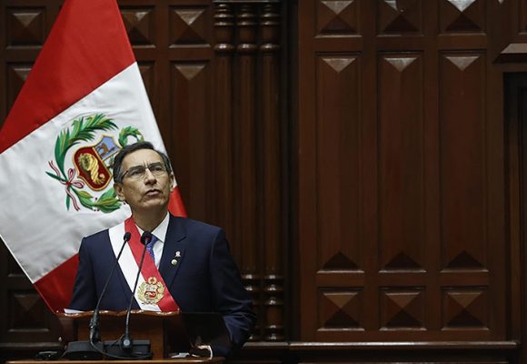 Presidente de Perú disuelve el Congreso y éste lo suspende