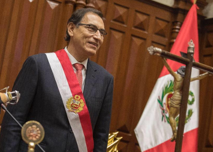 La moñona de Martín Vizcarra que puso patas arriba el poder en el Perú