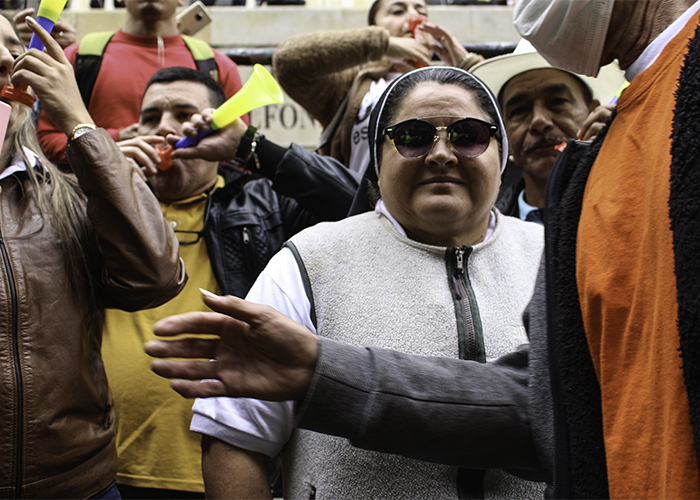 La humillada que recibió la monja uribista en su regreso a Medellin. Video