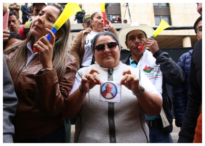 Racista, timadora y violenta: así describen a la fanática uribista que se disfrazó de monja