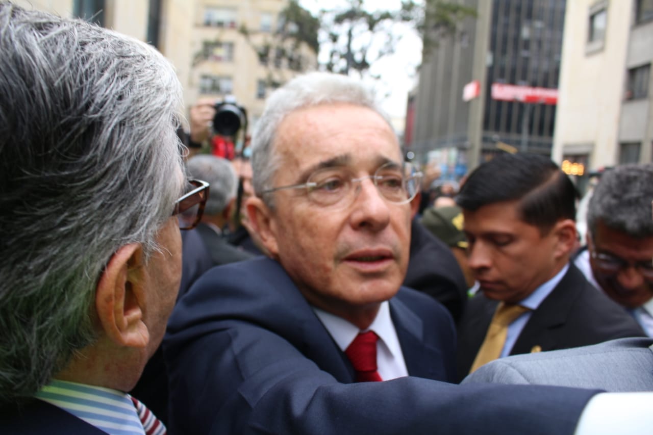 [Fotos] La llegada de Uribe a la Corte Suprema