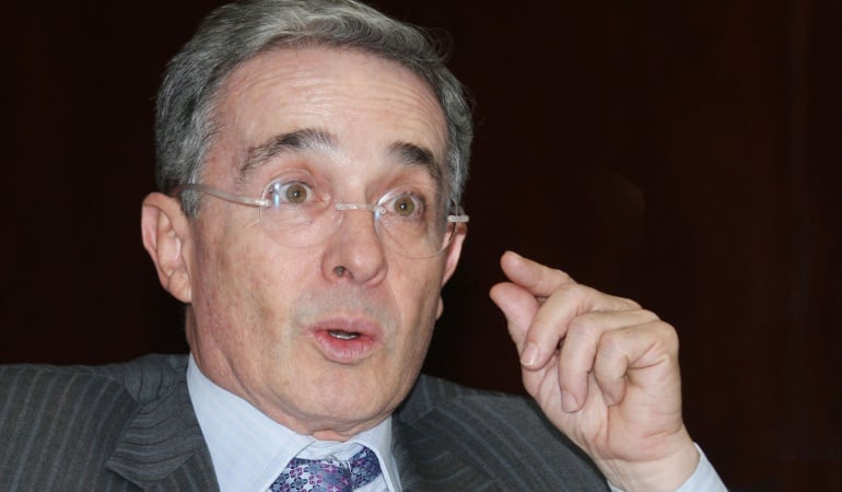 Por primera vez Álvaro Uribe se ríe de sí mismo