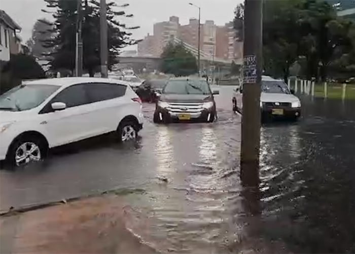 [Videos] Bogotá inundada: Caos y carros atrapados, así quedaron las calles