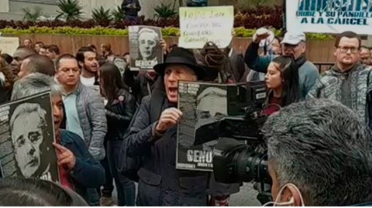 Colombia está harta de Álvaro Uribe