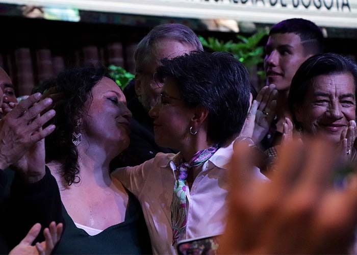 El beso de Claudia y Angélica