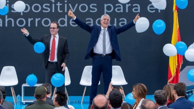 Pelando el cobre. #MetroBogotanoCuentoChino