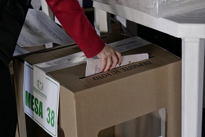 ¡Insólito! Alcalde fallecido por COVID-19 es reelegido y seguidores celebran en su tumba