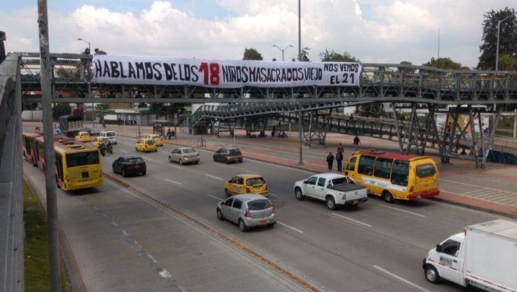 VIDEO: Policia bajó pancarta sobre los 18 niños asesinados que pusieron estudiantes de la Nacional